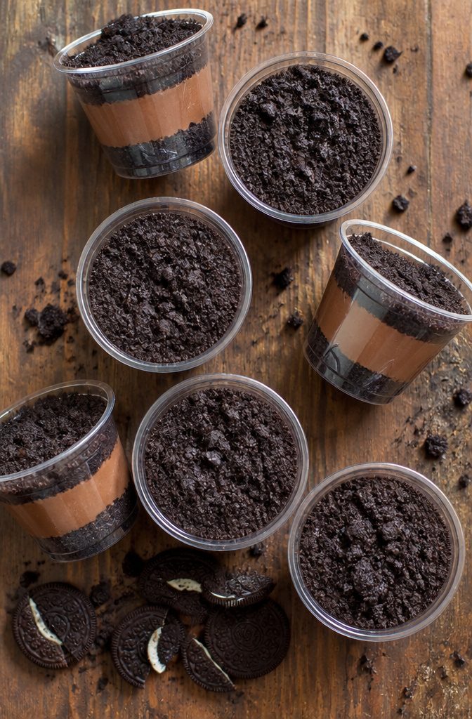 Photograph of layered cups with Oreo crumbs and pudding mixture.